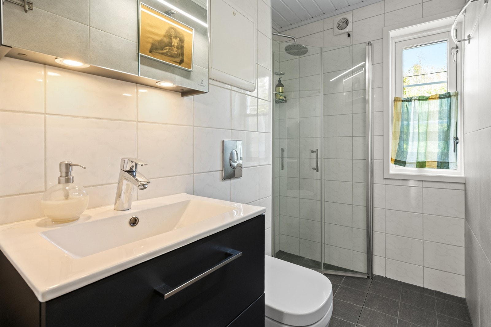 Moderne, flislagt bad fra 2021. Galleribilde