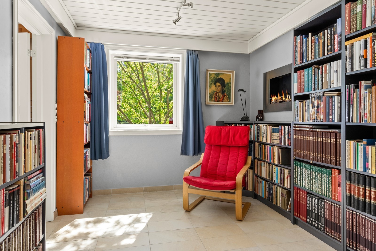 Biblioteket - perfekt for rolige stunder med en god bok. Galleribilde