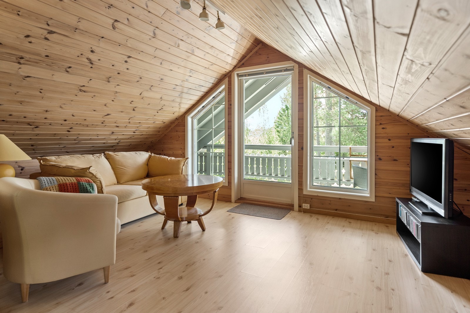 Stor loftstue med utgang til hyggelig balkong. Galleribilde