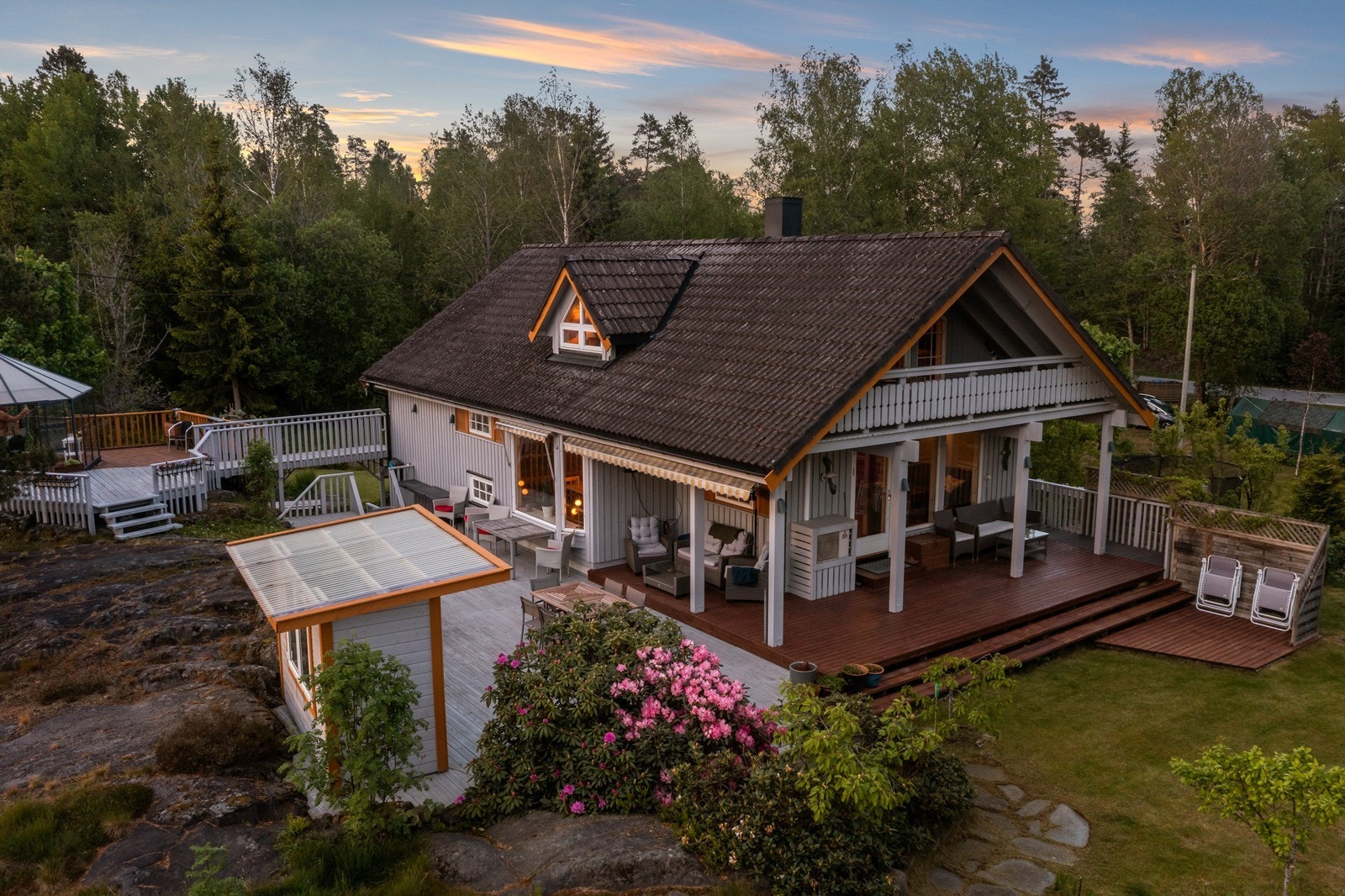 Steinbelagte partier og prydbusker gir et gjennomført og velholdt uteområde. Galleribilde