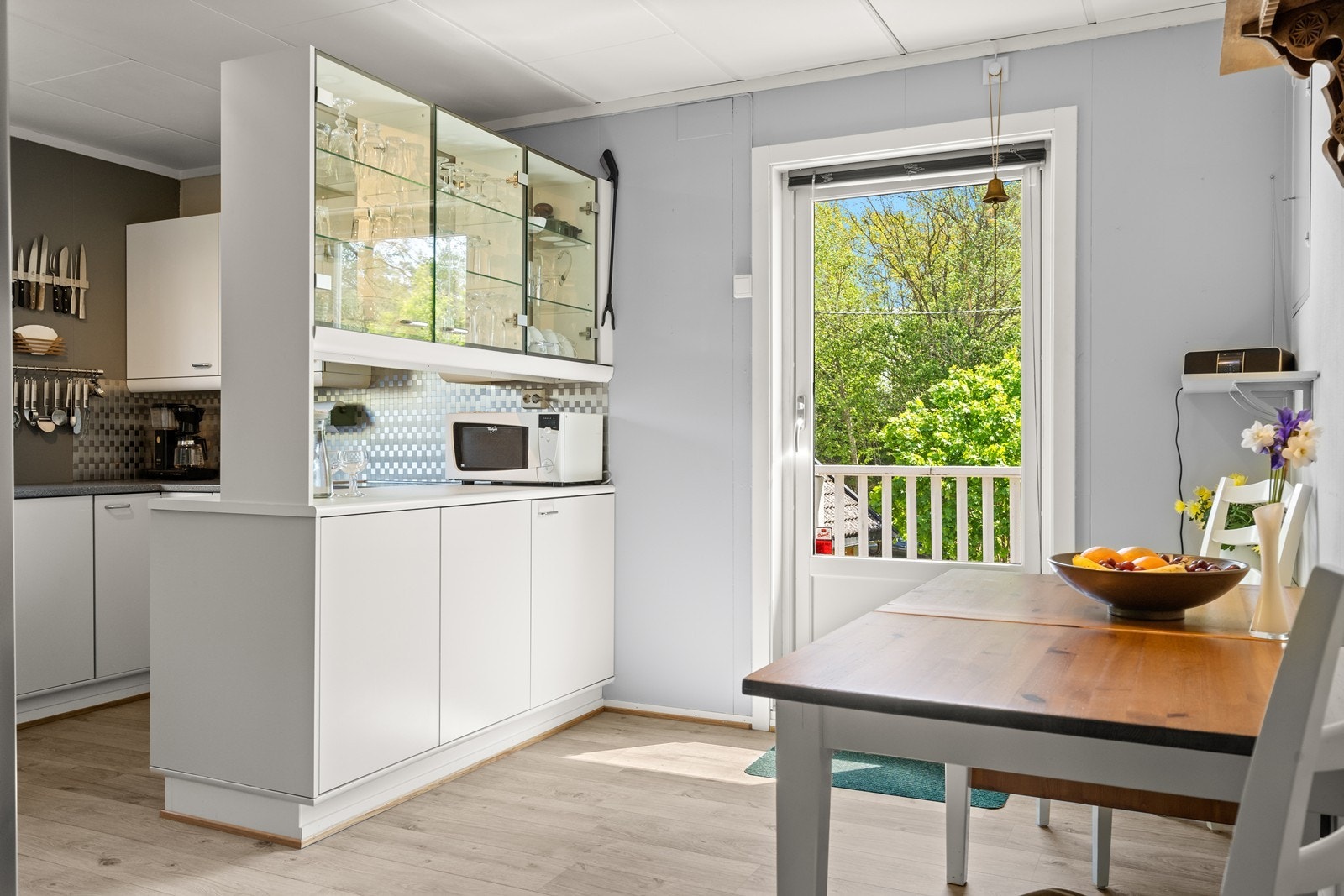 Praktisk utgang til terrasse gjør det enkelt å nyte måltider ute i det fri. Galleribilde