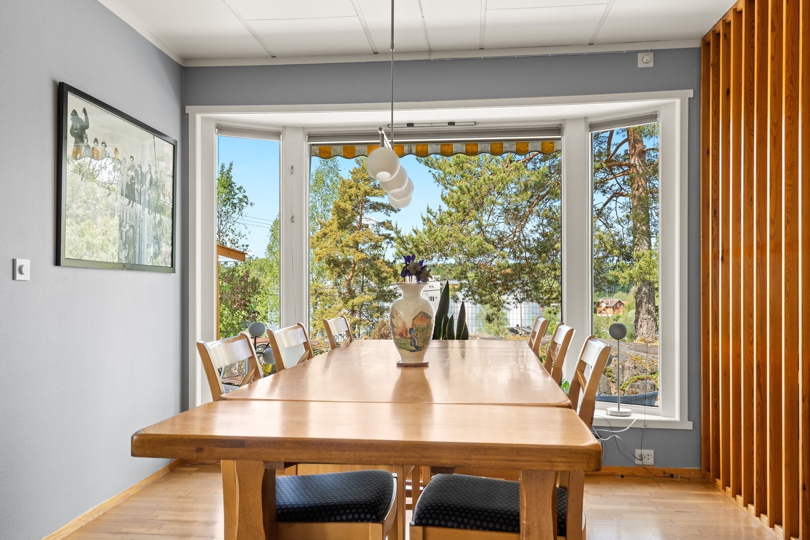 I stuen er det god plass til å fordele inn i flere soner. Galleribilde