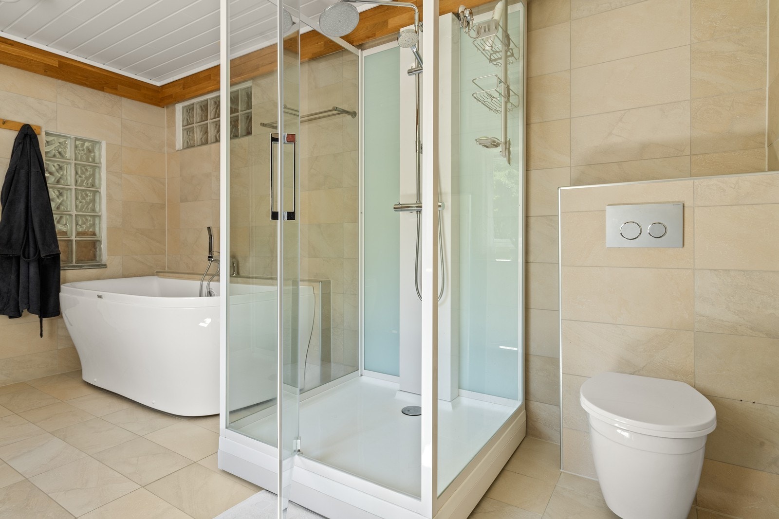 Boligen inneholder tre bad. Galleribilde