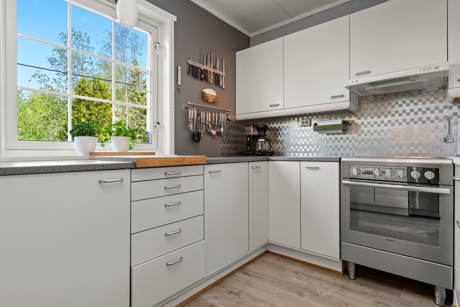 Moderne kjøkken med god skap- og benkeplass - ideelt for matlaging og samvær. Galleribilde