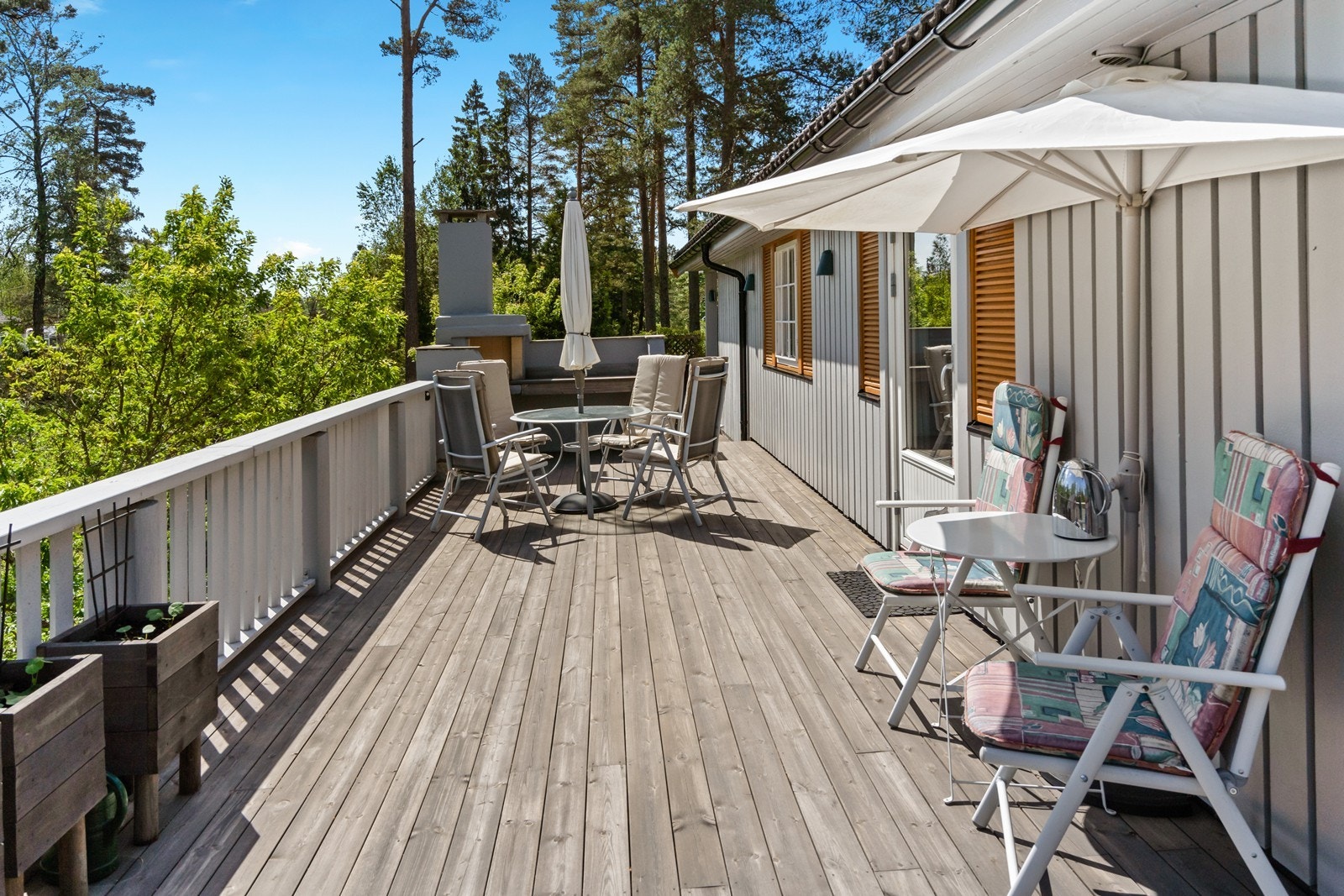 Flere store terrasser og uteplasser - med hele ca. 150 m² fordelt på ulike nivåer og sider av huset kan du nyte solen hele dagen. Galleribilde