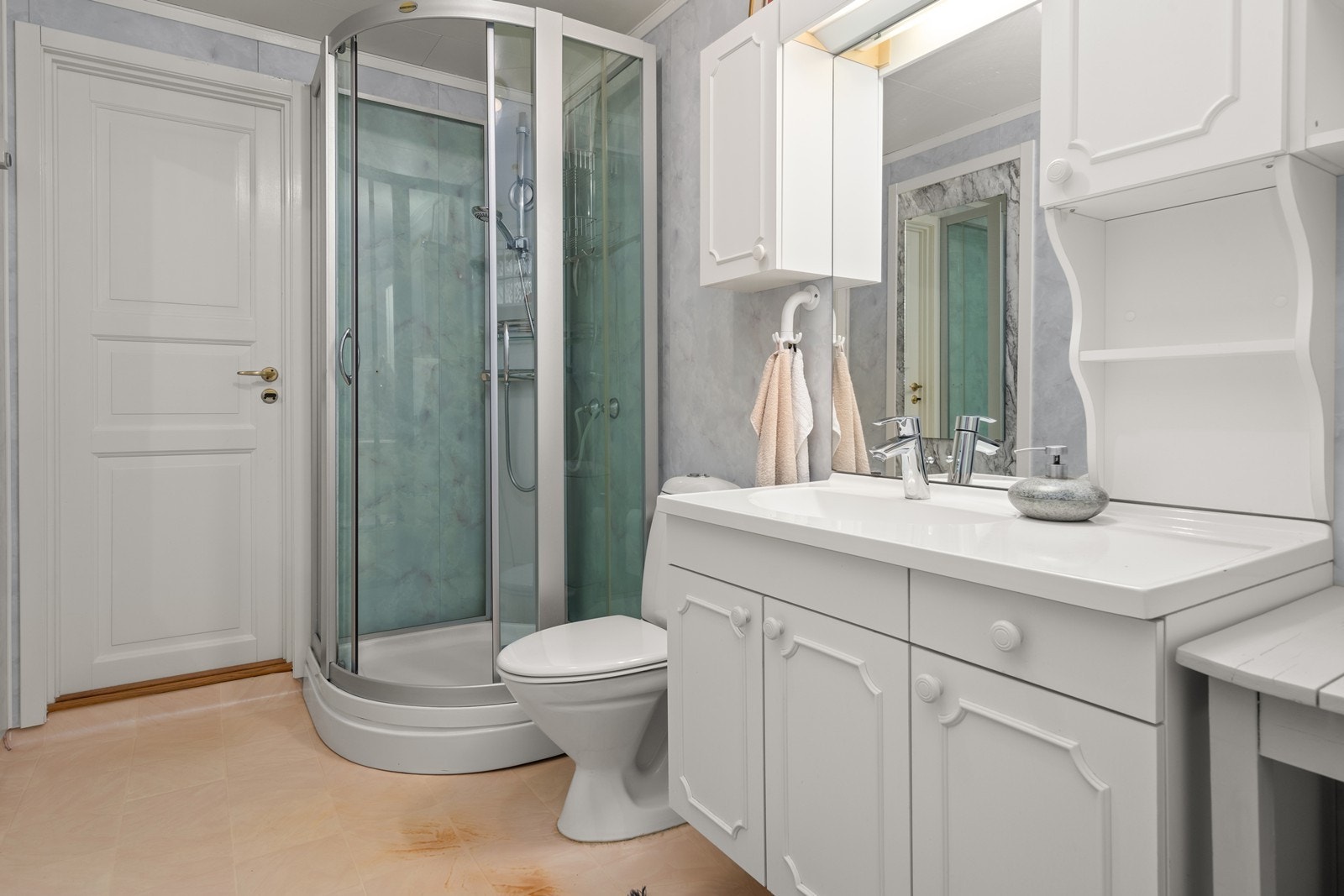 Det andre badet i underetasjen er utstyrt med dusjkabinett, servant med over- og under skap, samt gulvmontert toalett. Galleribilde