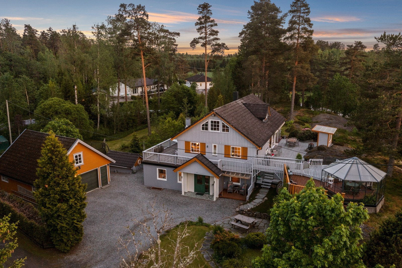 Dobbelgarasje og romslig gårdsplass gir rikelig med parkeringsmuligheter. Galleribilde