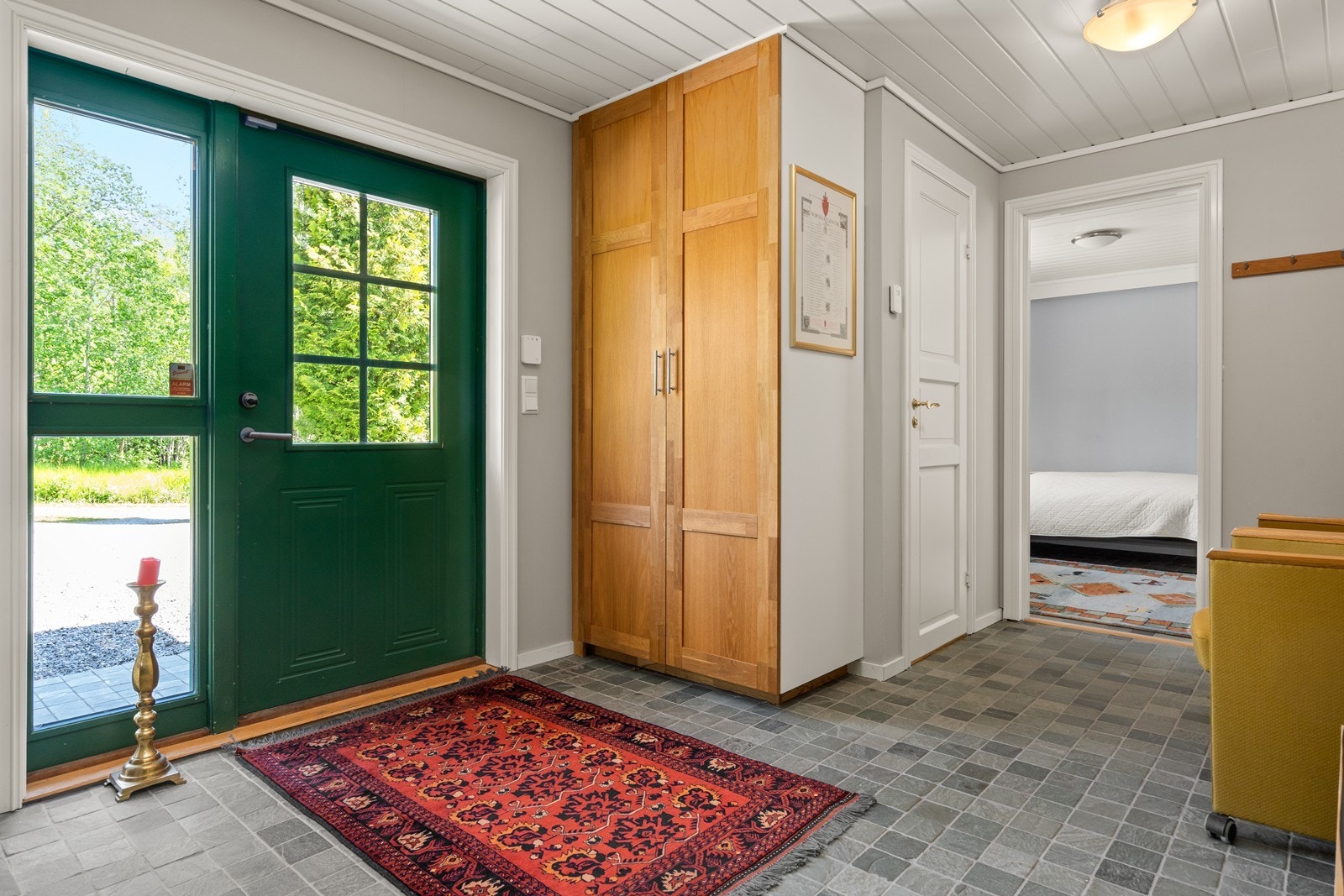 Innbydende inngangsparti med overbygd terrasse - et hyggelig førsteinntrykk. Galleribilde