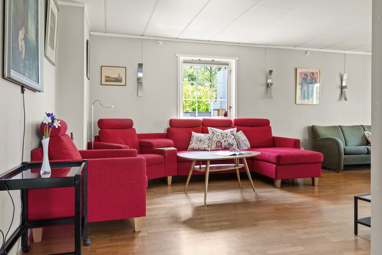 Lys og luftig stue med plass til sofa- og sittegrupper og spiseavdeling. Galleribilde