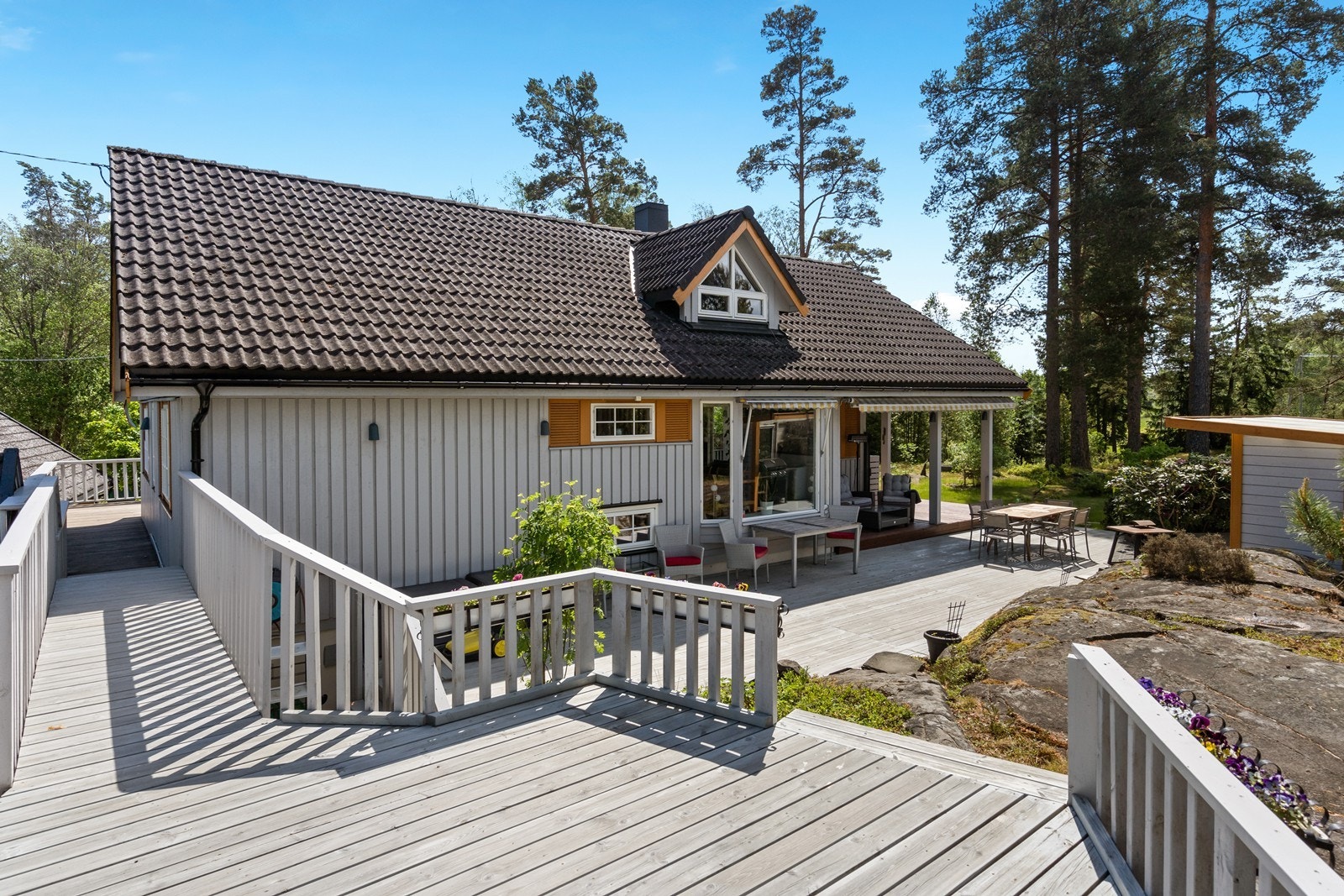Nydelig terrasse med både sol og skygge - perfekt for lange sommerdager. Galleribilde