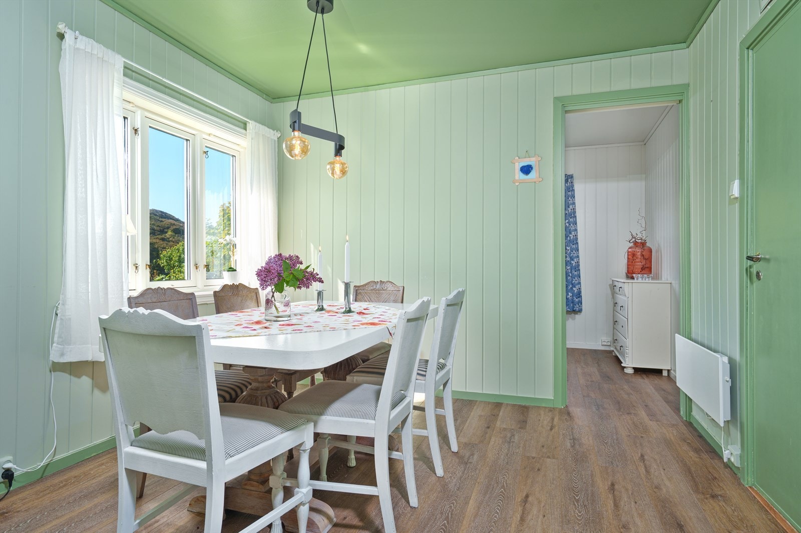 Lekker spisestue tilknyttet kjøkkenet Galleribilde