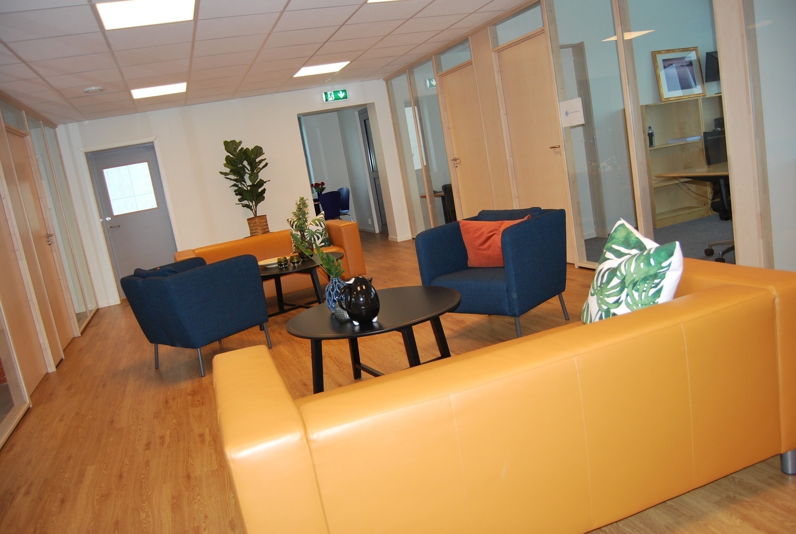 Fellesarealet er pent opparbeidet med sittegrupper og annet fellesanlegg. Galleribilde