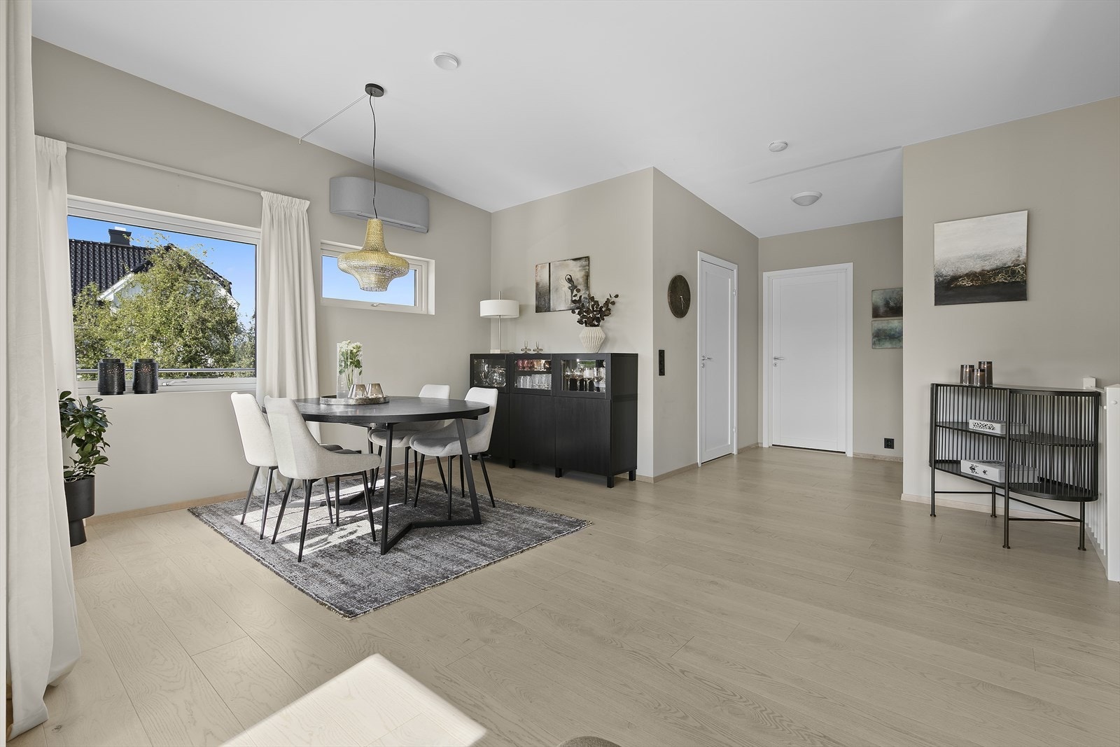 I tillegg til vannbåren varme i 1. etasje er det varmepumpe i 2. etasje Galleribilde