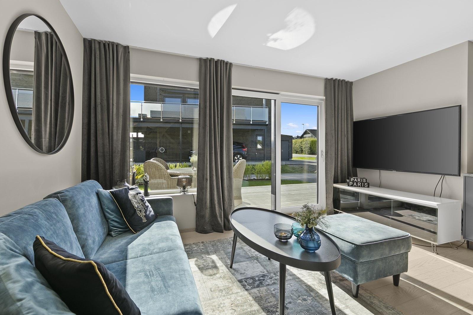 Store vindusflater i spisestue/stue i 1. etasje Galleribilde