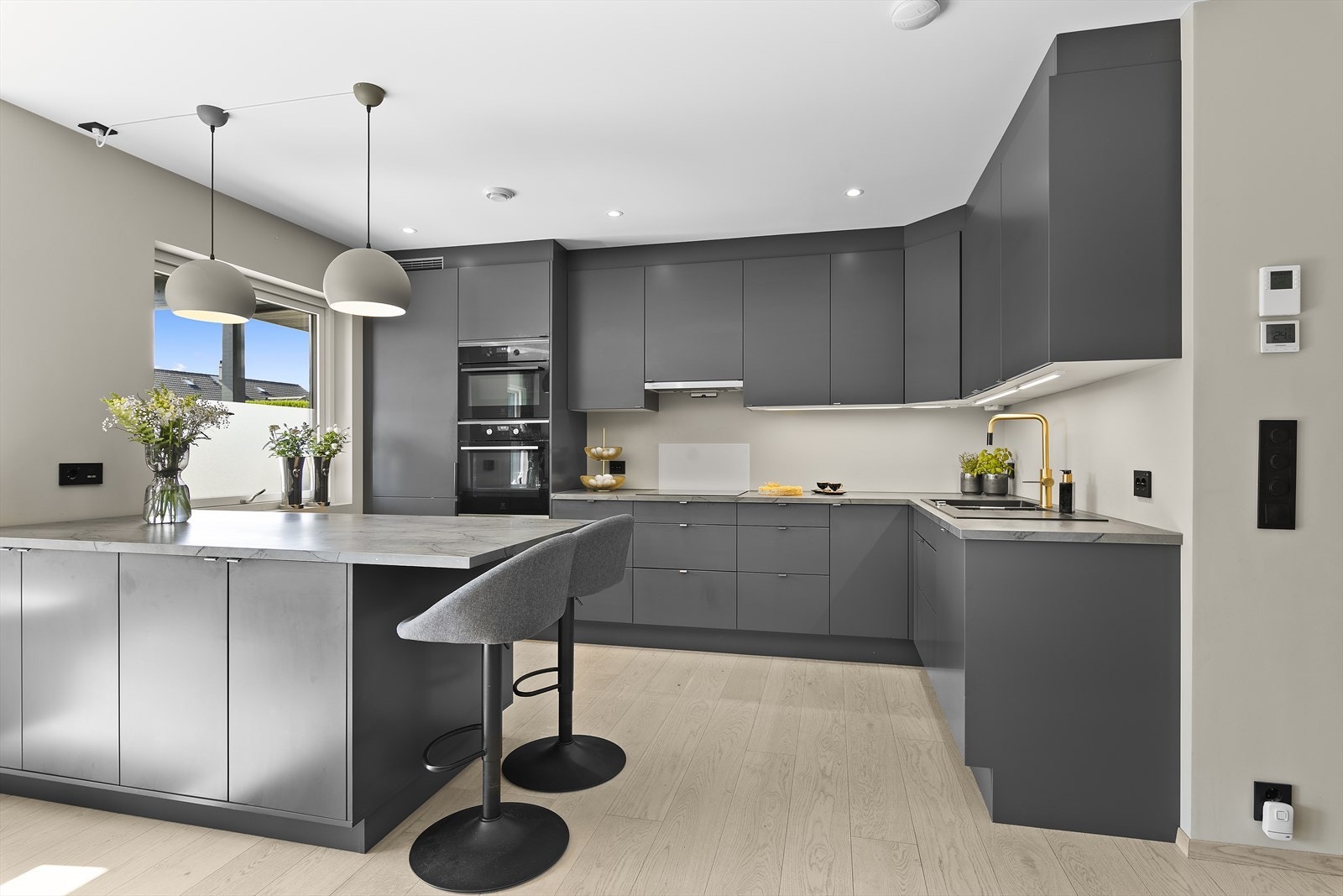 Godt med lagringsplass i skuffer og skap samt skap i kjøkkenøyen Galleribilde