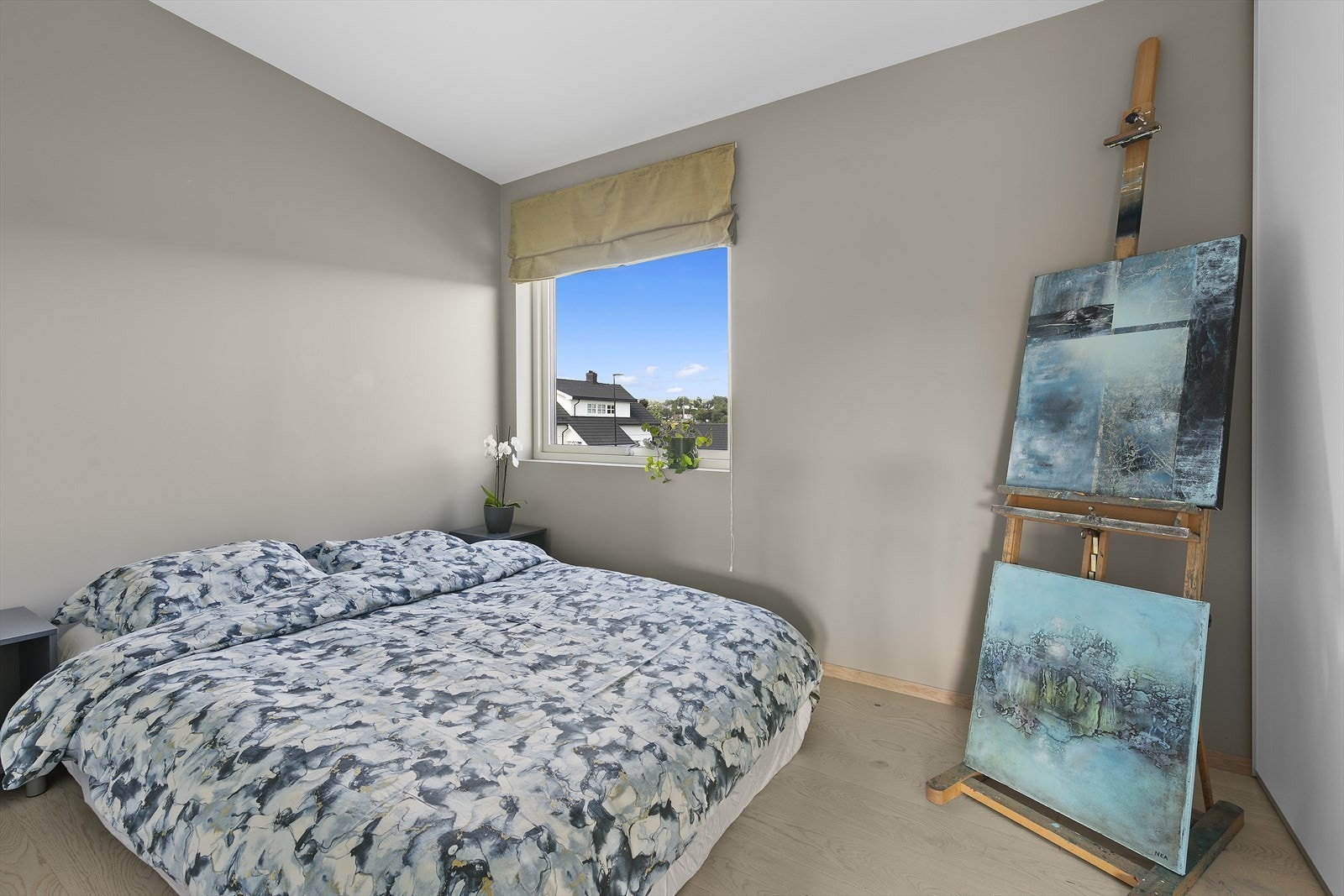 Soverom 2 i 2. etasje har også skyvedørsgarderobe Galleribilde