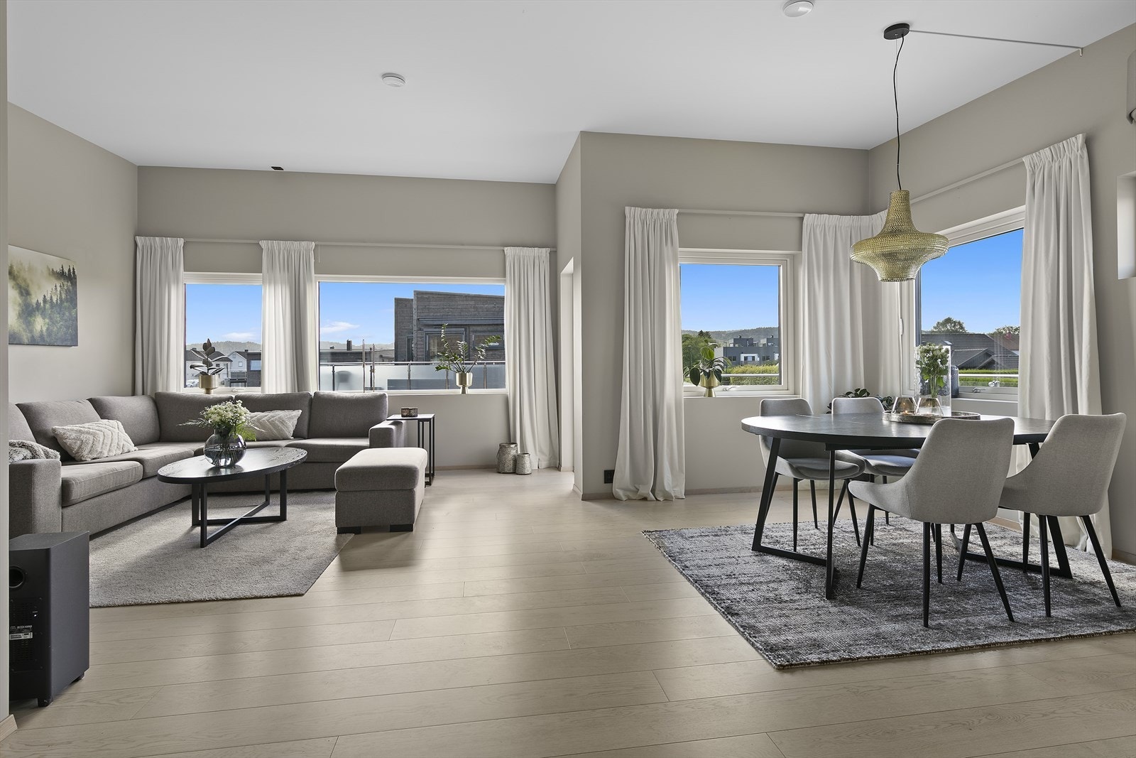 Også her er det godt med vinduer, og utgang til 39kvm stor balkong mot vest og nord Galleribilde