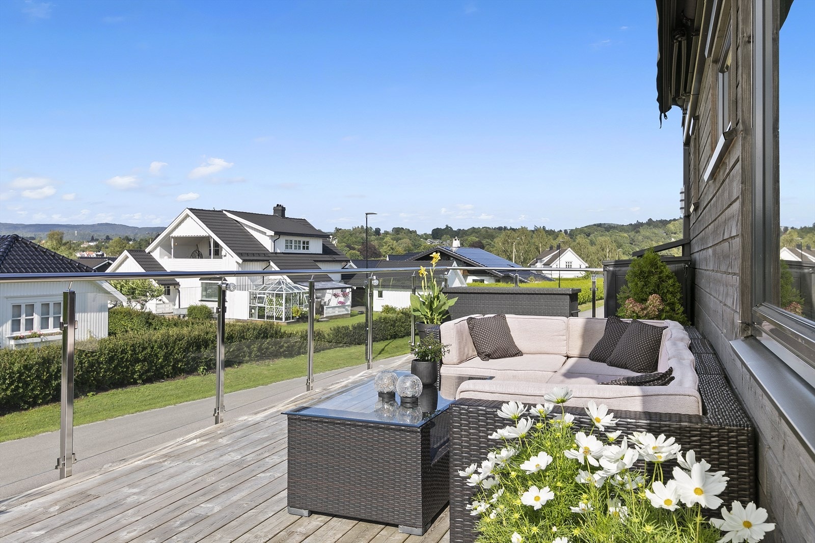 Balkongen i vinkel gir både spiseplass og plass til loungemøblement Galleribilde