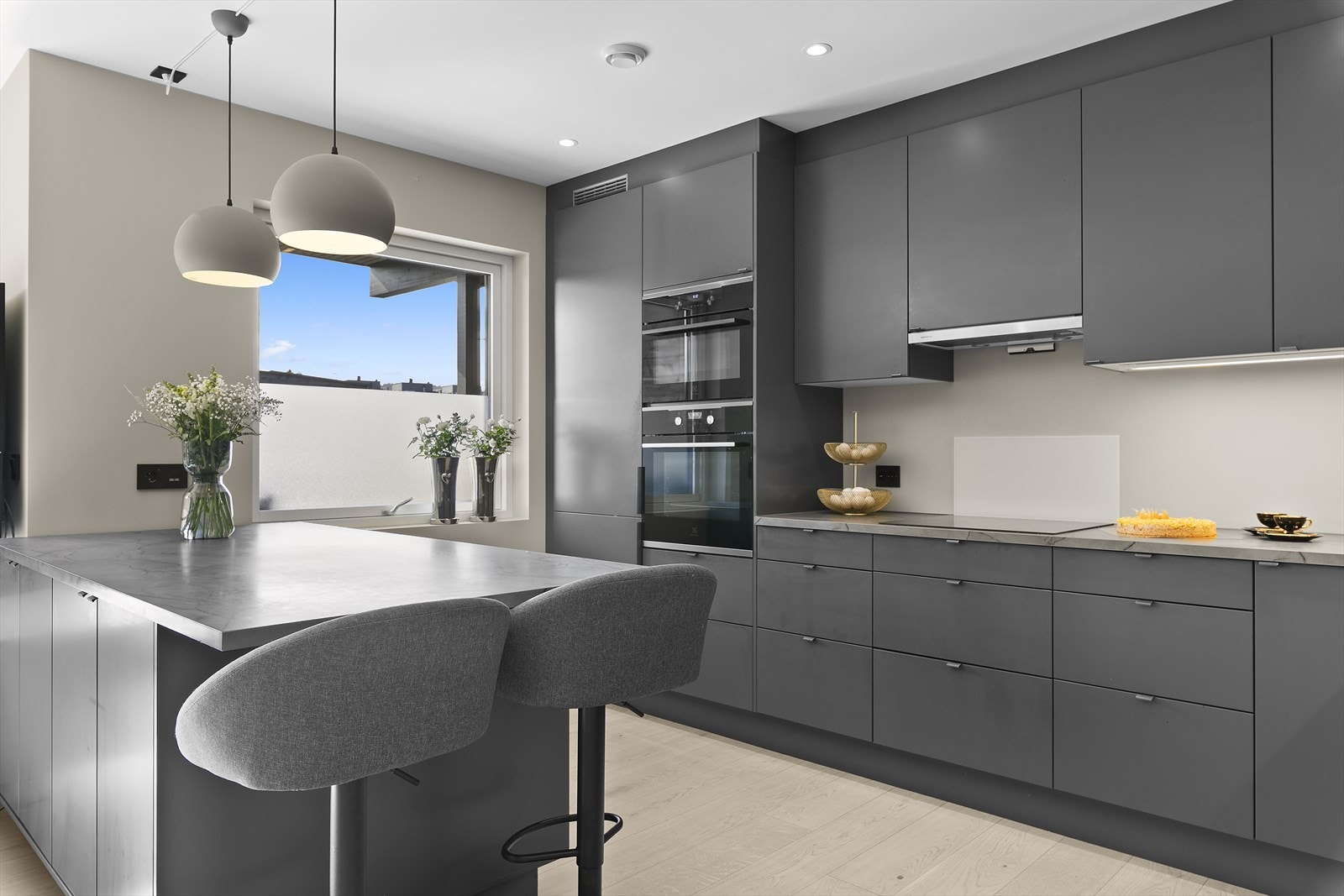 Kjøkkenet har godt med arbeidsflater og blant annet integrert stekeovn og mikrobølgeovn/stekeovn i høyskap Galleribilde