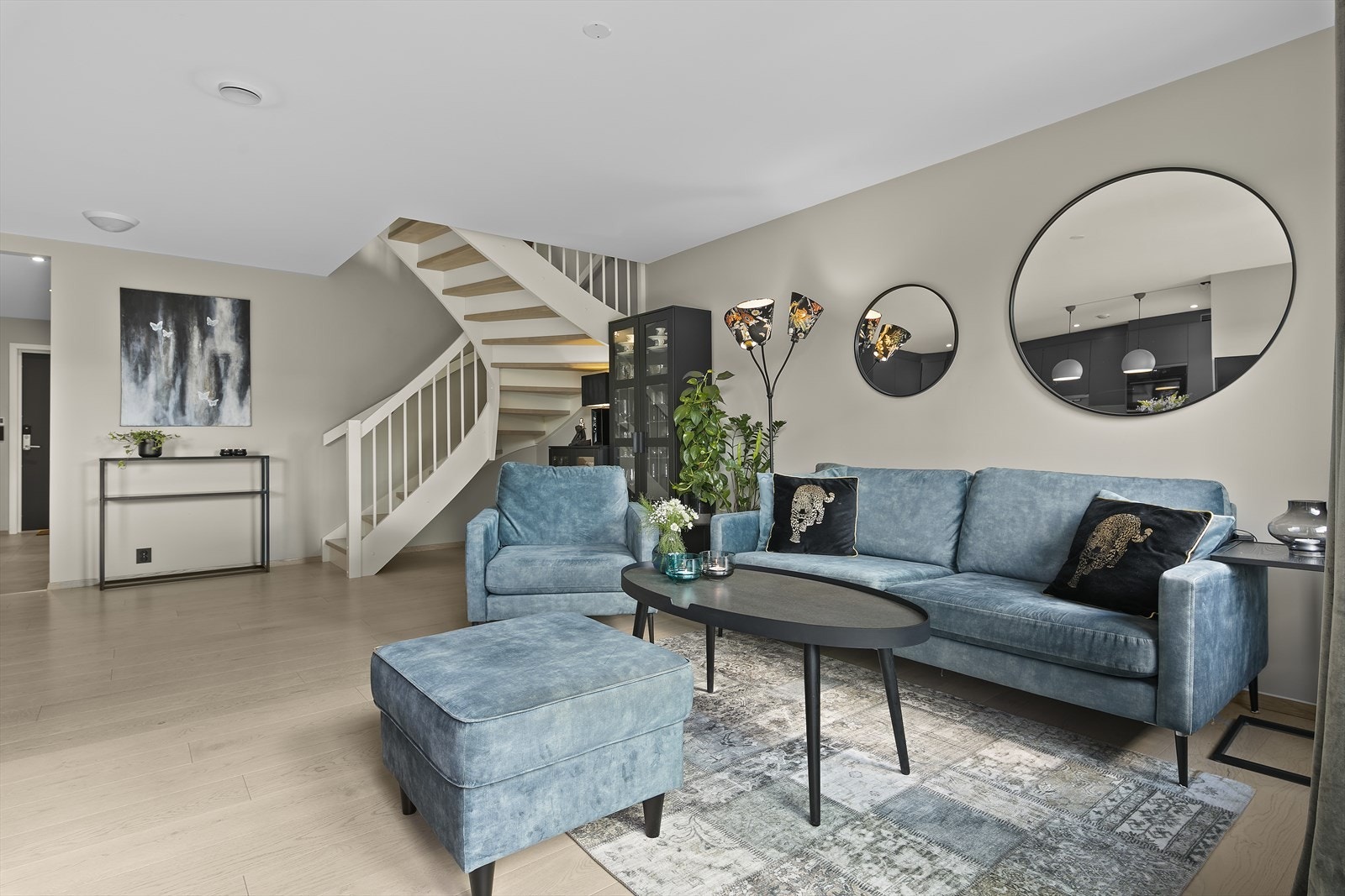 Rommet er tenkt brukt som spisestue, men er i dag innredet som en stue Galleribilde