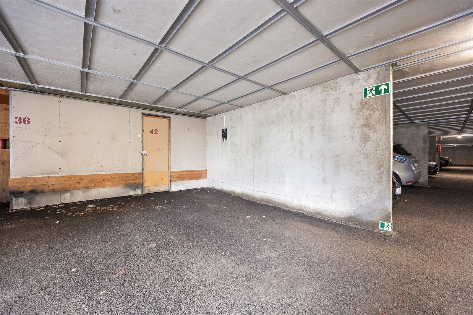 Egen garasjeplass i fellesanlegg, klargjort for montering av elbillader. Galleribilde