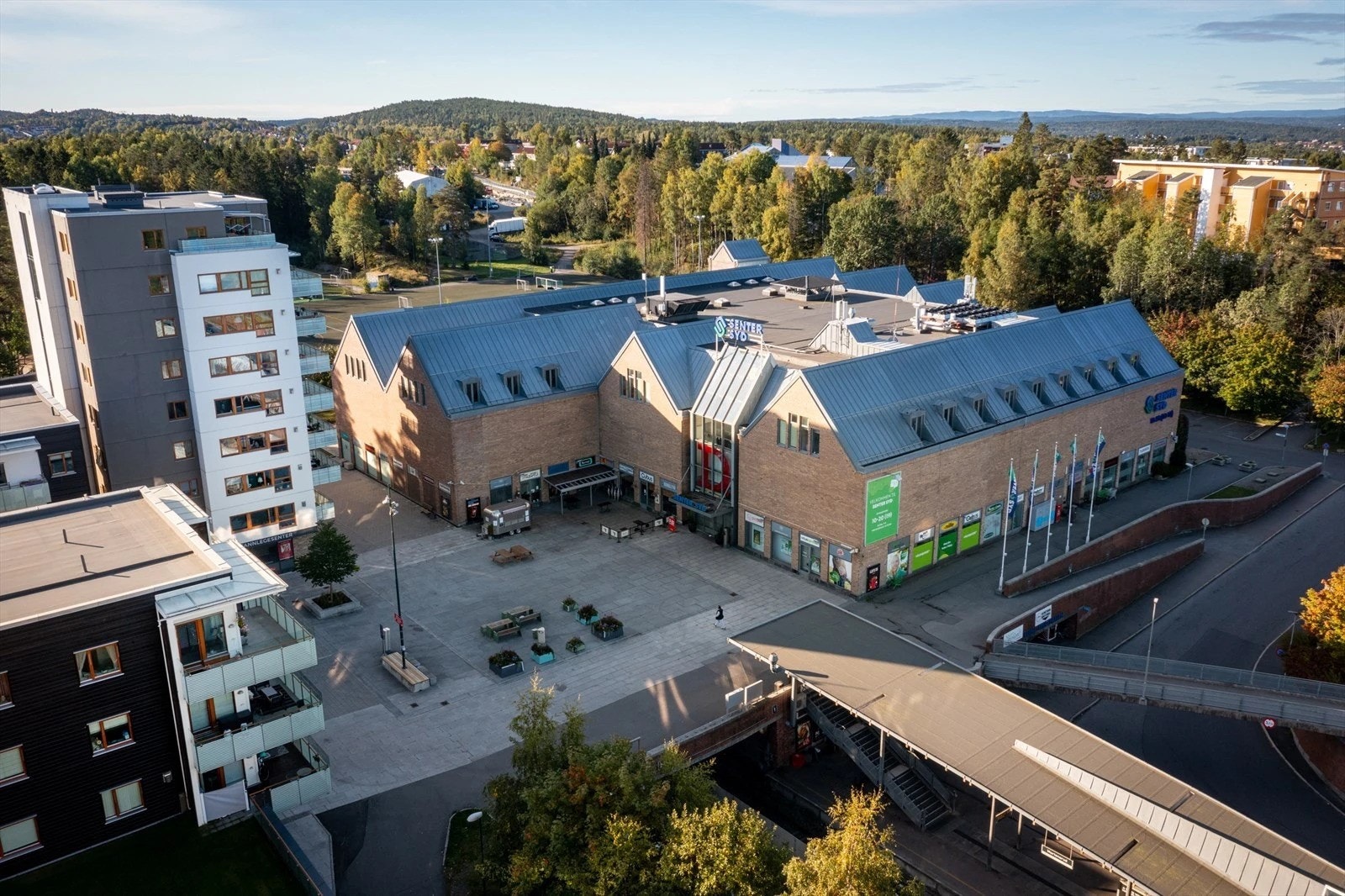 Mortensrud senter med buss, T-bane, dagligvare og en rekke servicetilbud bare ca 800 meter fra boligen Galleribilde