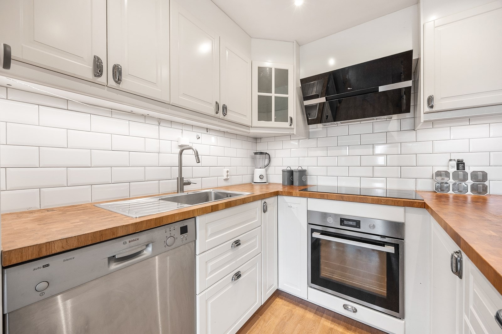 Stilrent kjøkken fra 2019 med benkeplate i heltre og integrerte hvitevarer. Galleribilde