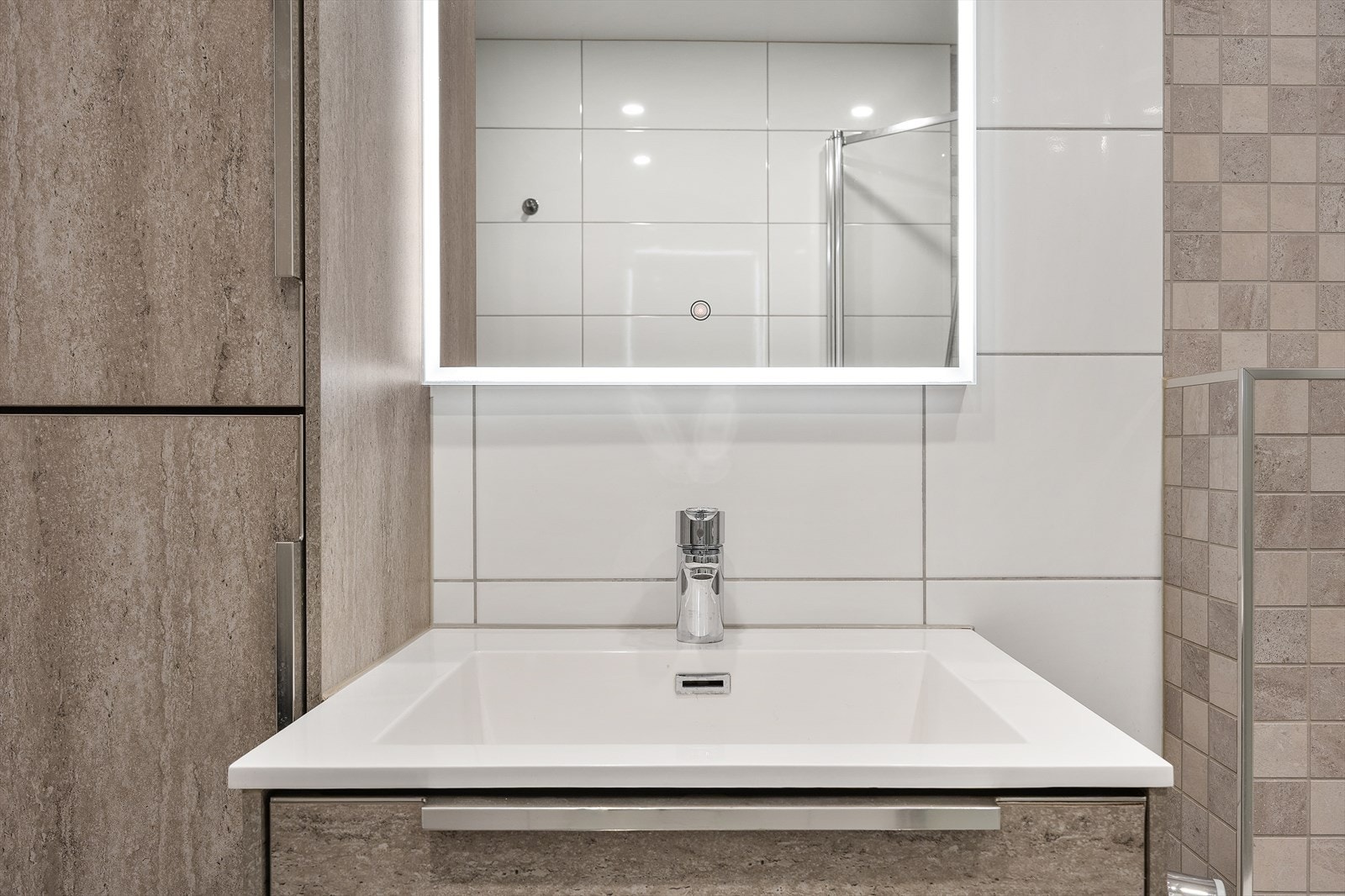 Begge bad i tidløst og moderne design Galleribilde