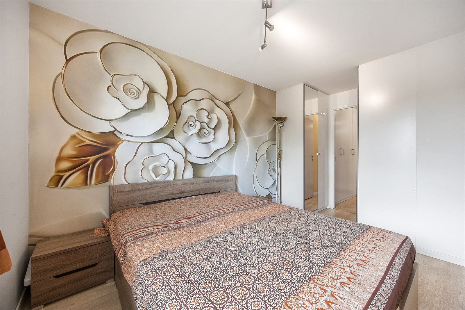 Hovedsoverommet har tilknytning til en praktisk garderobe og ett av badene. Galleribilde