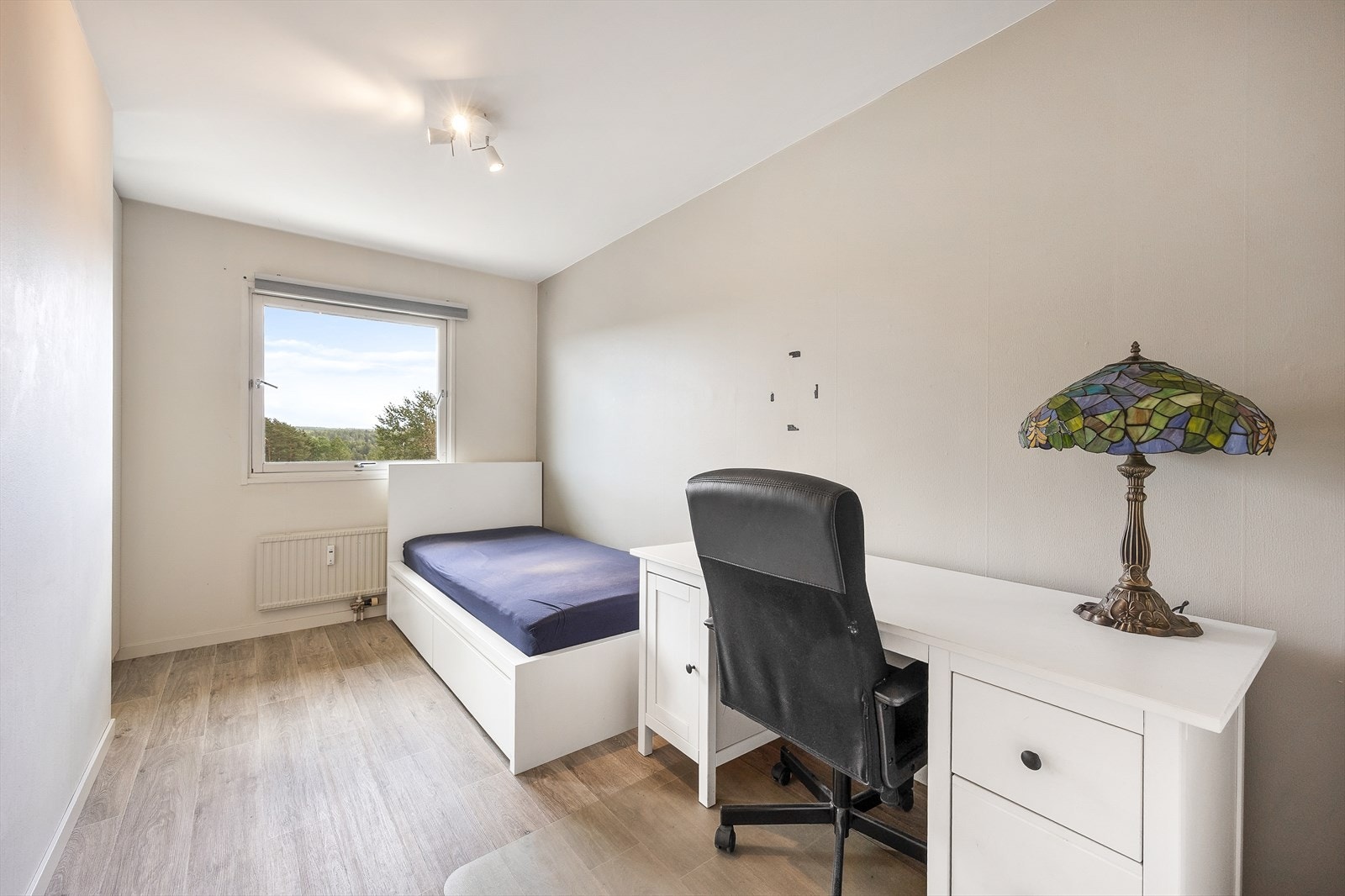 Soverom 3 med slitesterkt vinylgulv og malte, slette vegger for et rent uttrykk. Galleribilde