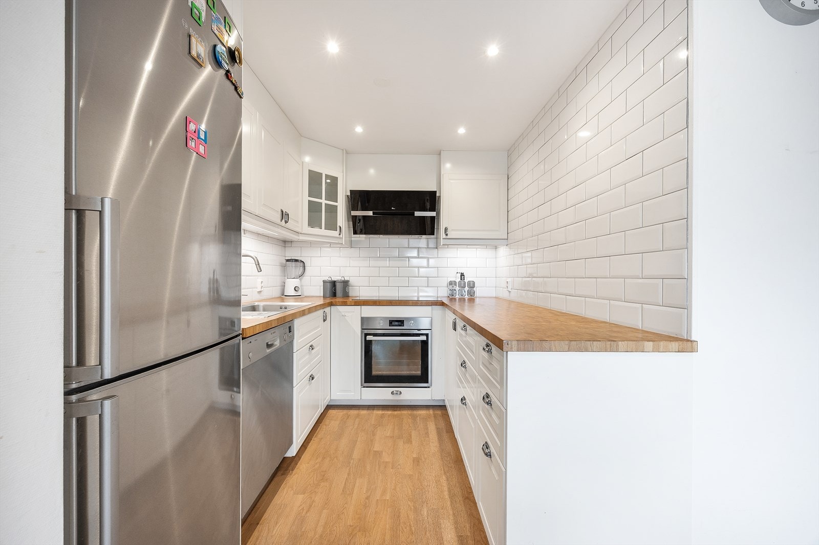 Praktisk U-formet kjøkkenløsning som gir rikelig med benke- og skapplass. Galleribilde