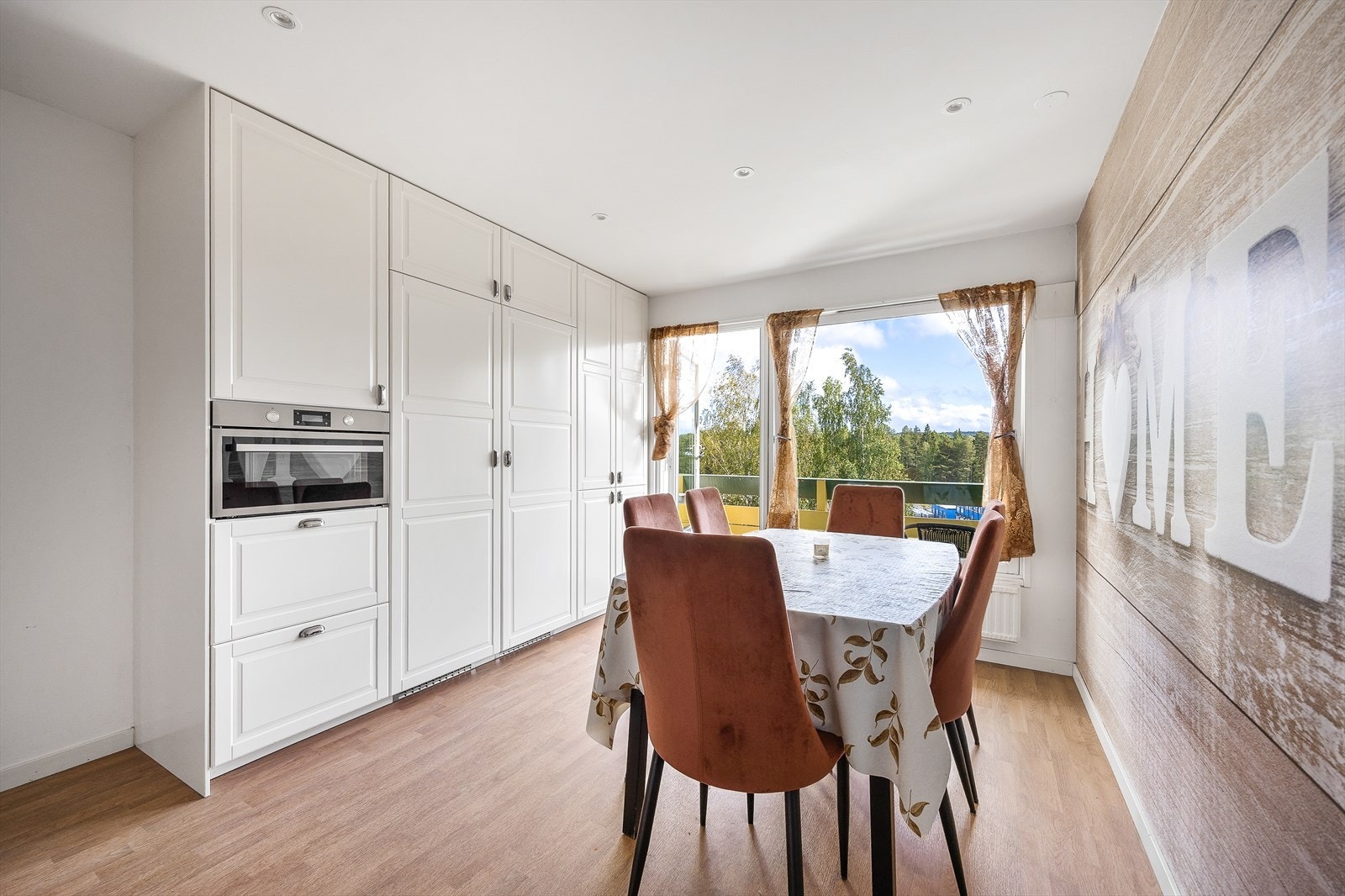 Svært god skapplass i kjøkkeninnredningen fra 2019, integrert microbølgeovn Galleribilde