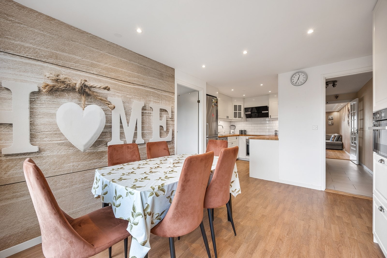 Spisestuen er et naturlig samlingspunkt med åpen løsning mot kjøkkenet. Galleribilde