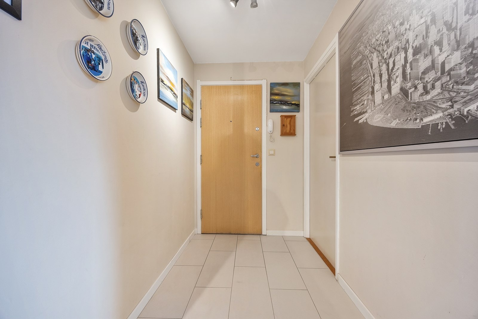 Lys og romslig entré med solid B-30-klassifisert inngangsdør fra byggeår. Galleribilde