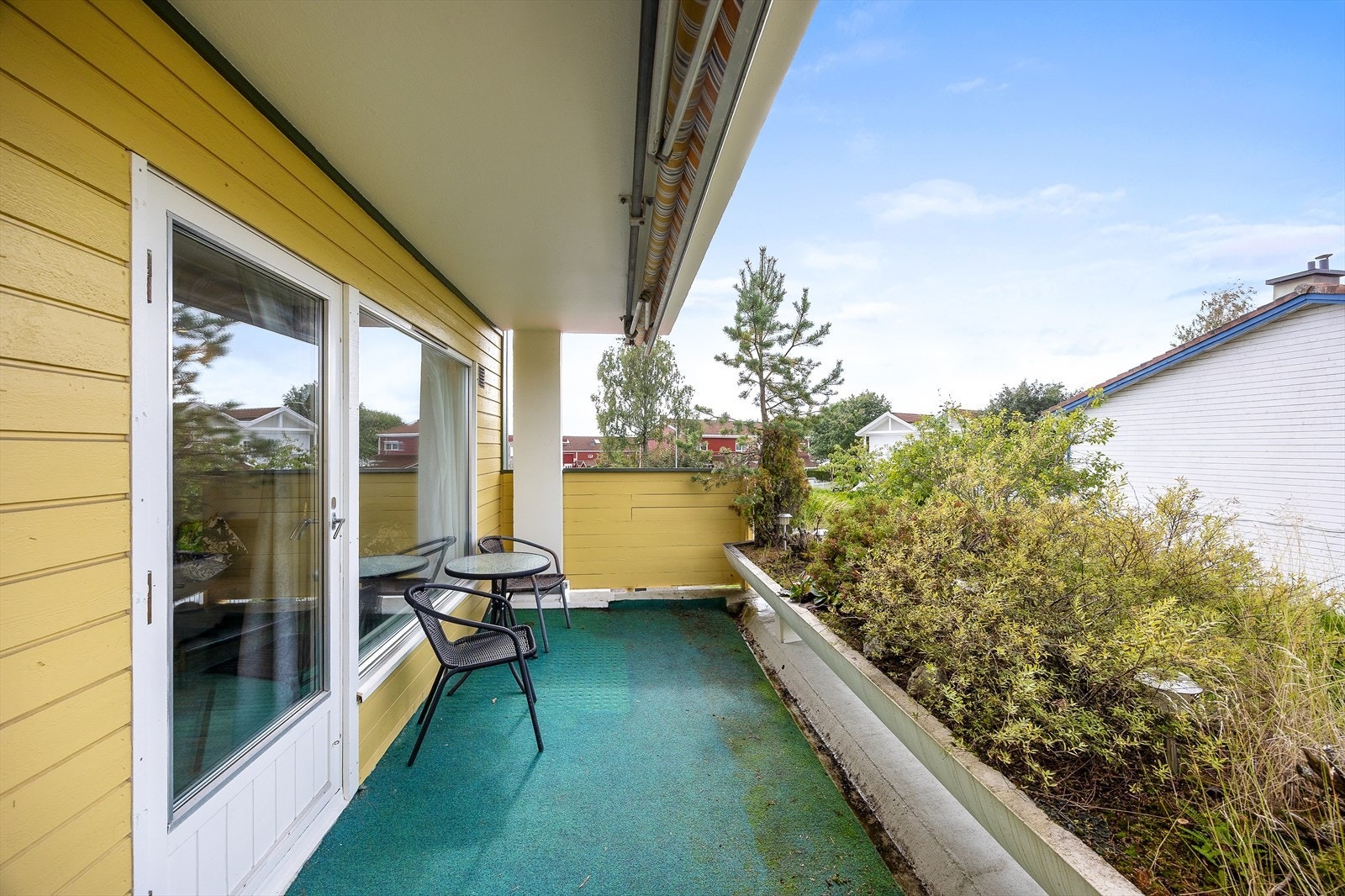 Den delvis overbygde balkongen har en integrert blomsterkasse i betong. Galleribilde