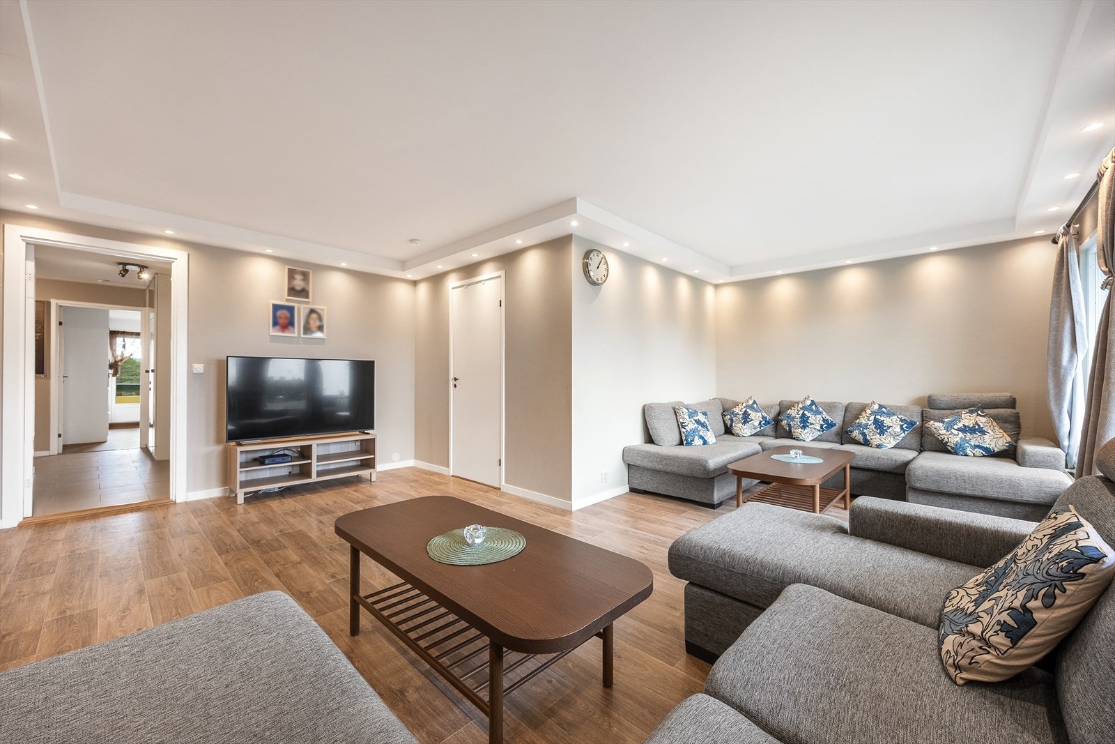 Det er downlights langs med himlingen i hele rommet. Galleribilde