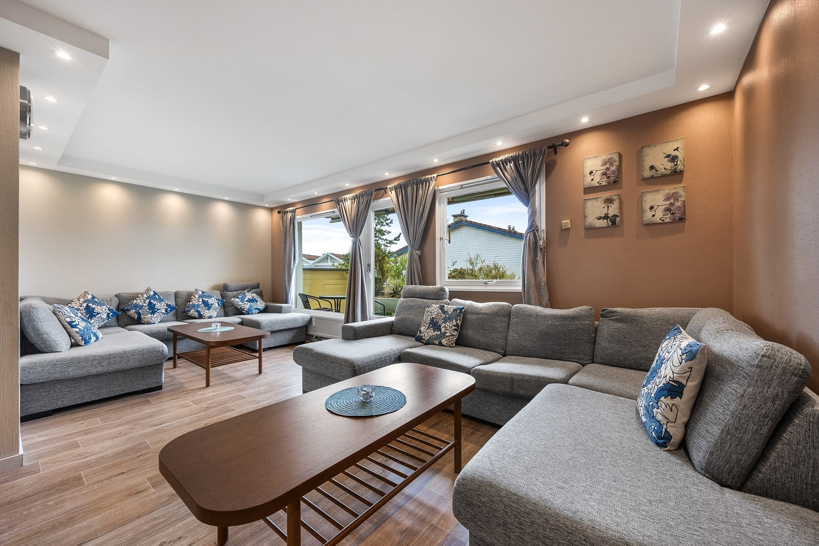 Romslig stue som er lett å møblere med en stor sofagruppe. Galleribilde