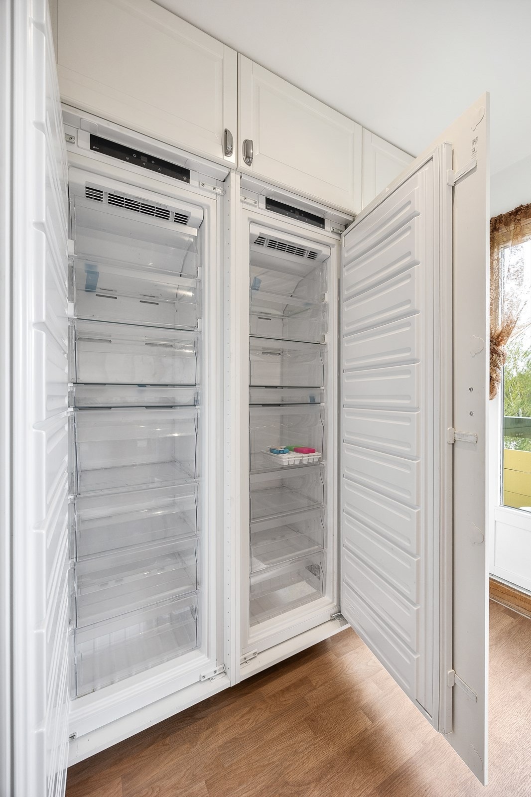 Kjøkkenet har rikelig med frysekapasitet med to integrerte fryseskap. Galleribilde