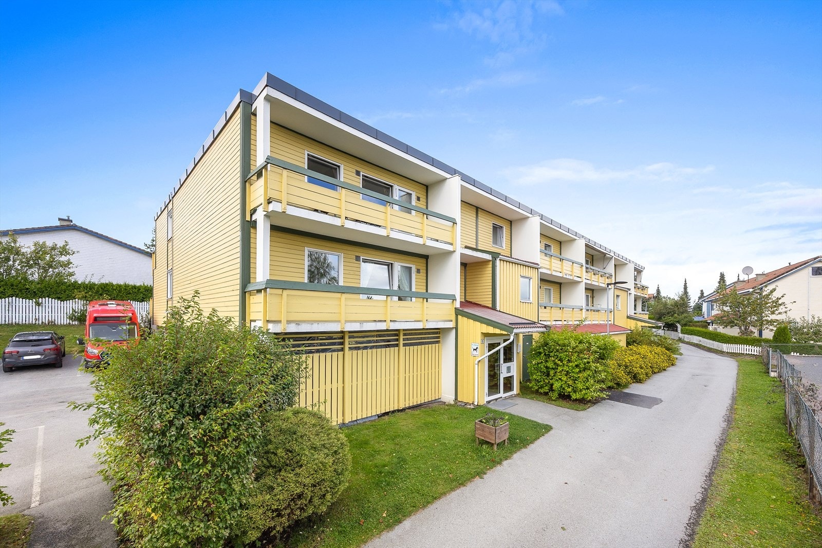 Bo i et rolig og barnevennlig område på Mortensrud, med kort vei til skoler og barnehager. Galleribilde