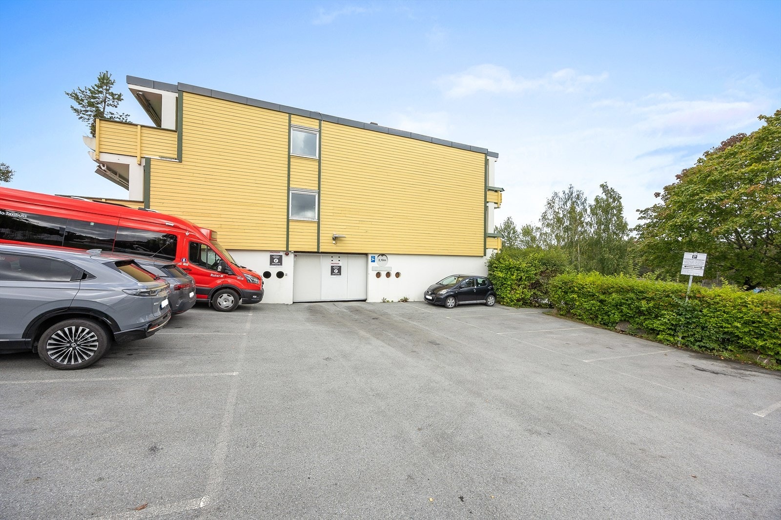 Gode parkeringsmuligheter for gjester og nærhet til Senter Syd Mortensrud med butikker og servicetilbud. Galleribilde