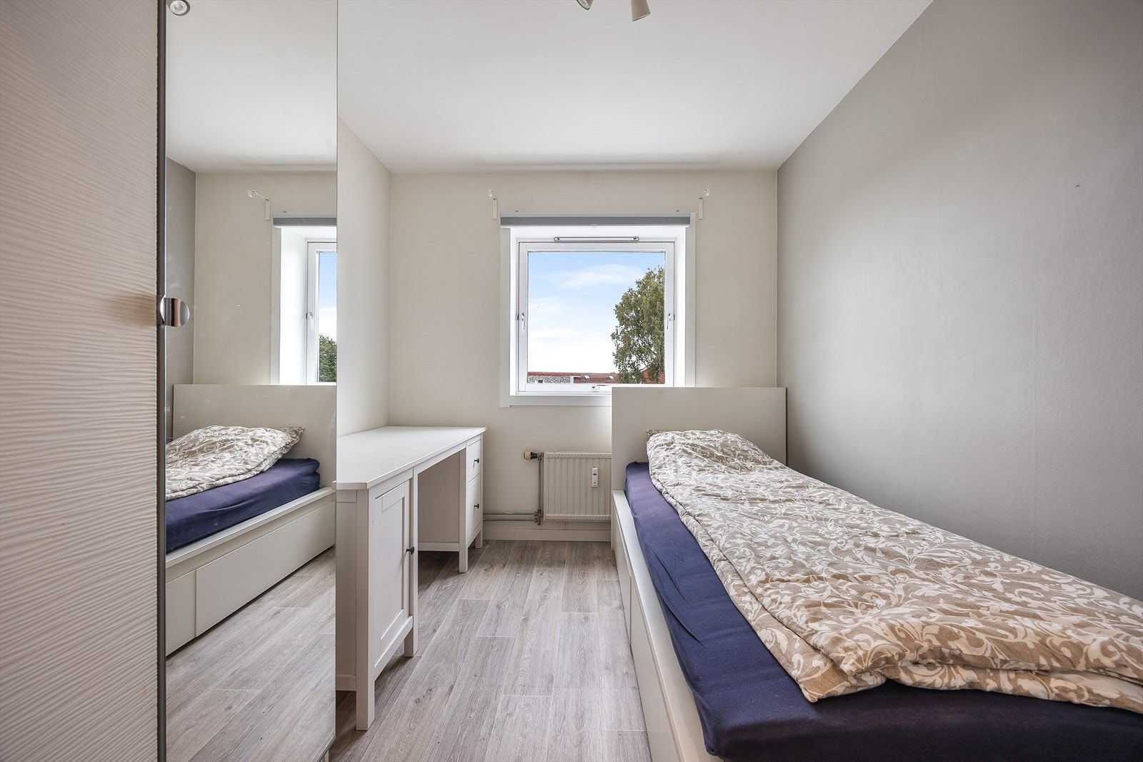 Soverom 2 er lyst og pent, med plass til både seng og skrivebordsløsning. Galleribilde