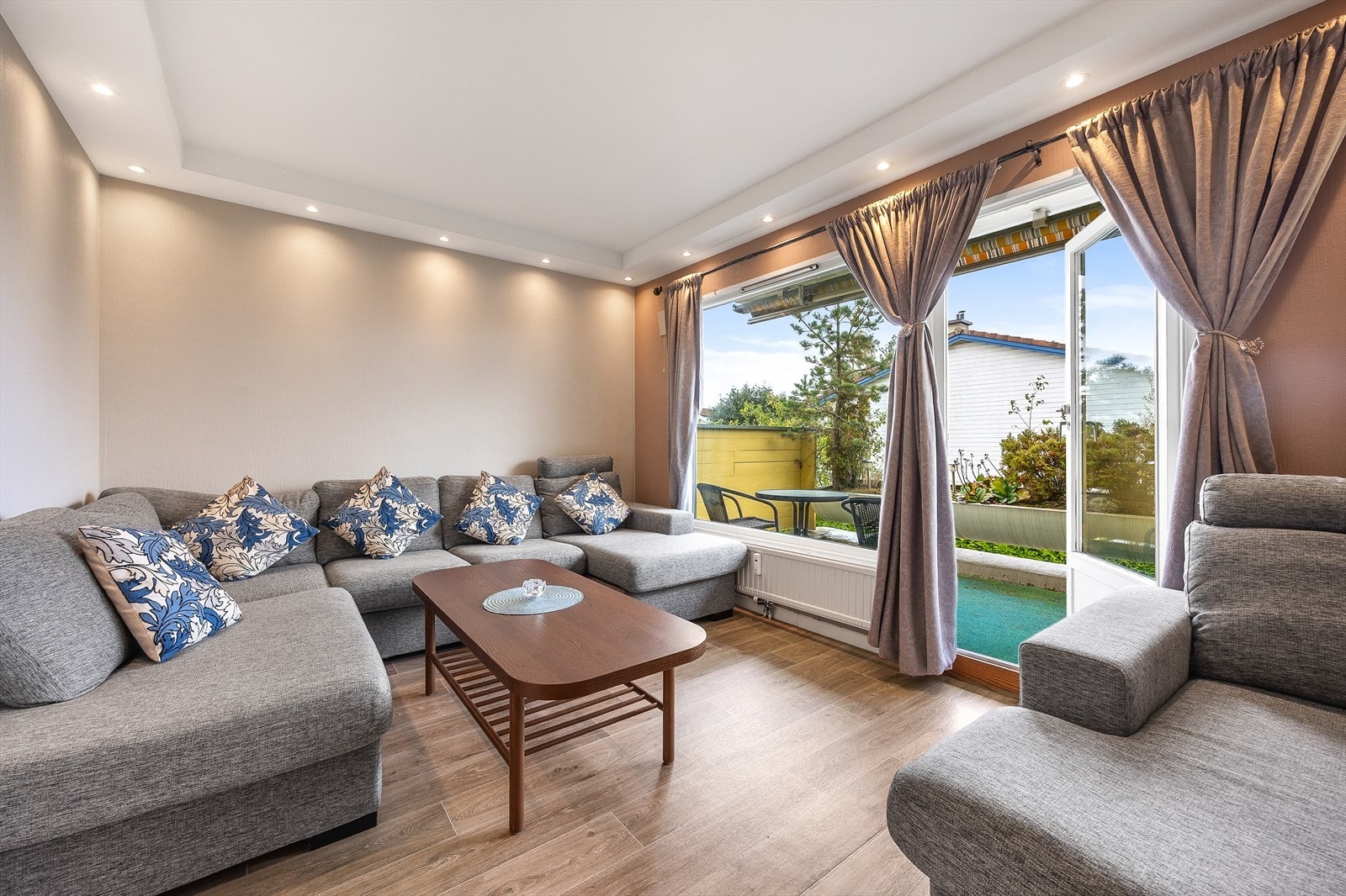 Fra stuen er det direkte utgang til den vestvendte balkongen. Galleribilde