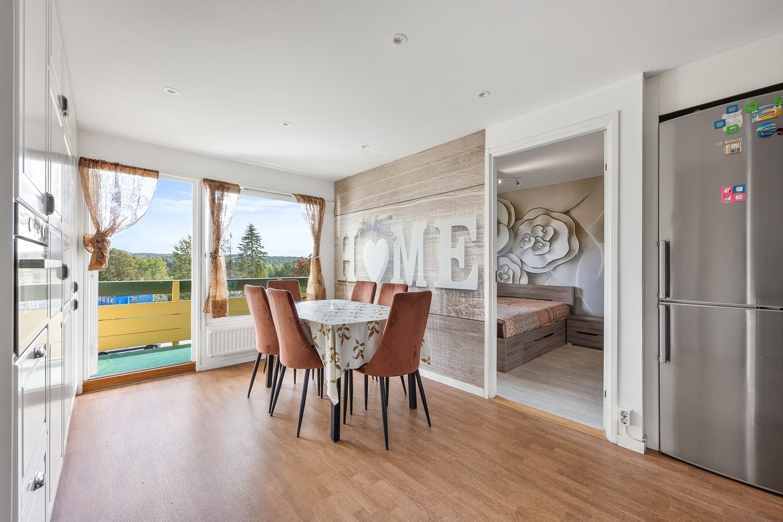 Hyggelig spiseplass i åpen løsning mot kjøkkenet, med utgang til balkong og nydelig utsikt Galleribilde