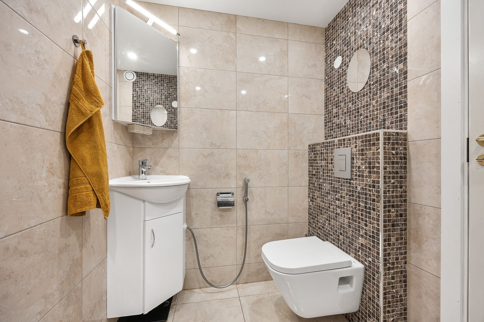 Helfliset bad med vegghengt toalett og behagelige varmekabler i gulvet. Galleribilde