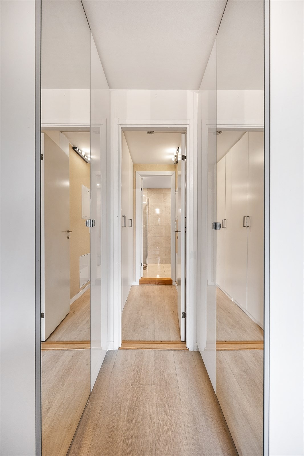 Moderne garderobeløsning med speilfronter som gir en god romfølelse. Galleribilde