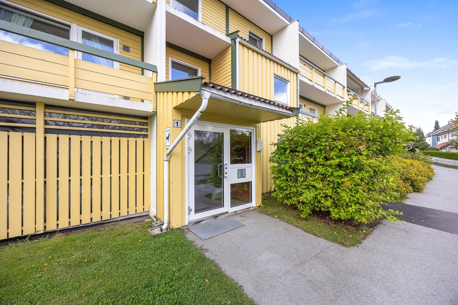 Hyggelig og velholdt felles inngangsparti med dørtelefon for ekstra trygghet. Galleribilde