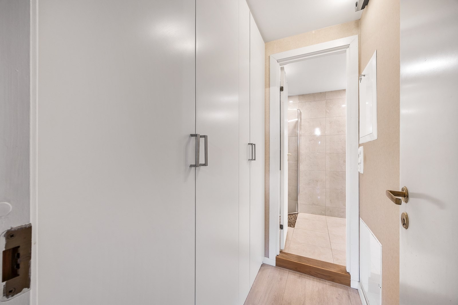 Garderoben har slette, tidløse fronter og rikelig med oppbevaringsplass. Galleribilde