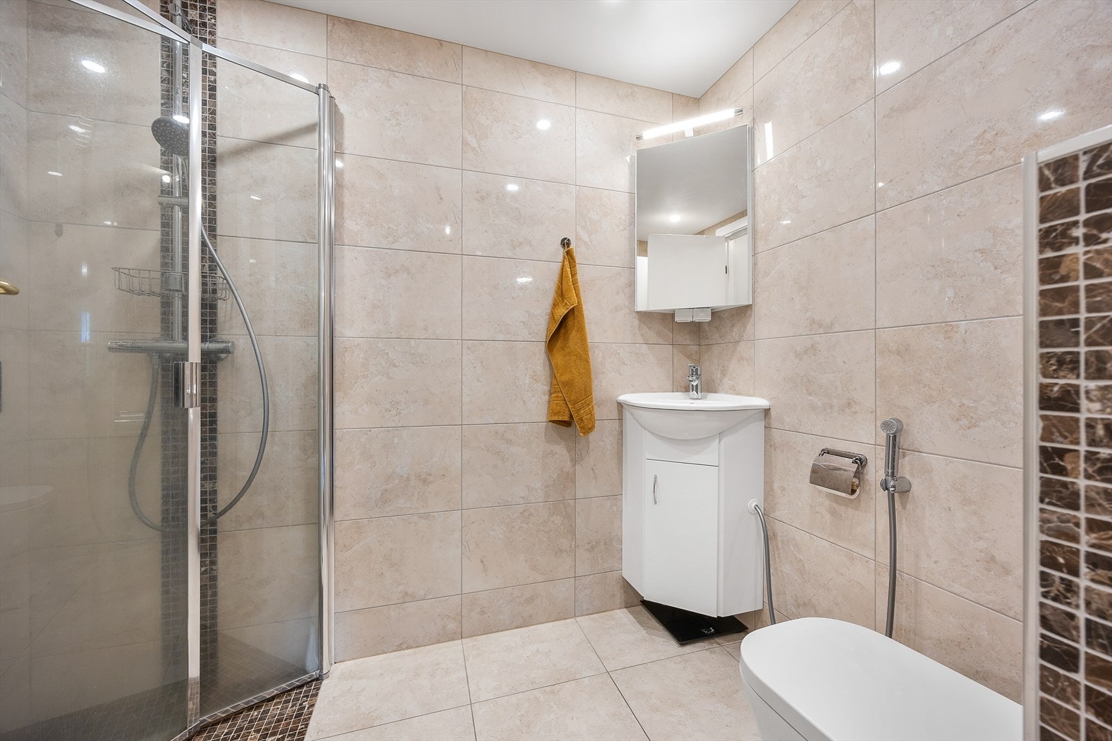 Delikat, helfliset bad fra 2019 med dusjhjørne og moderne innredning. Galleribilde