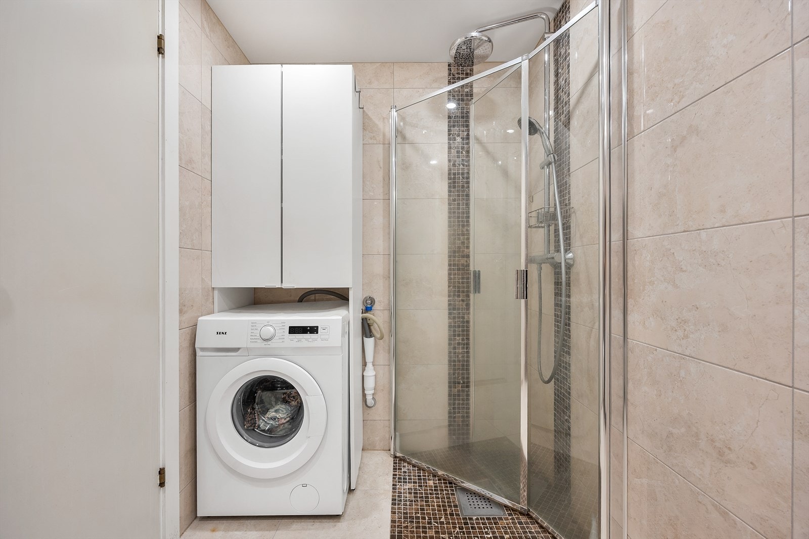 Opplegg for vaskemaskin på badet. Galleribilde