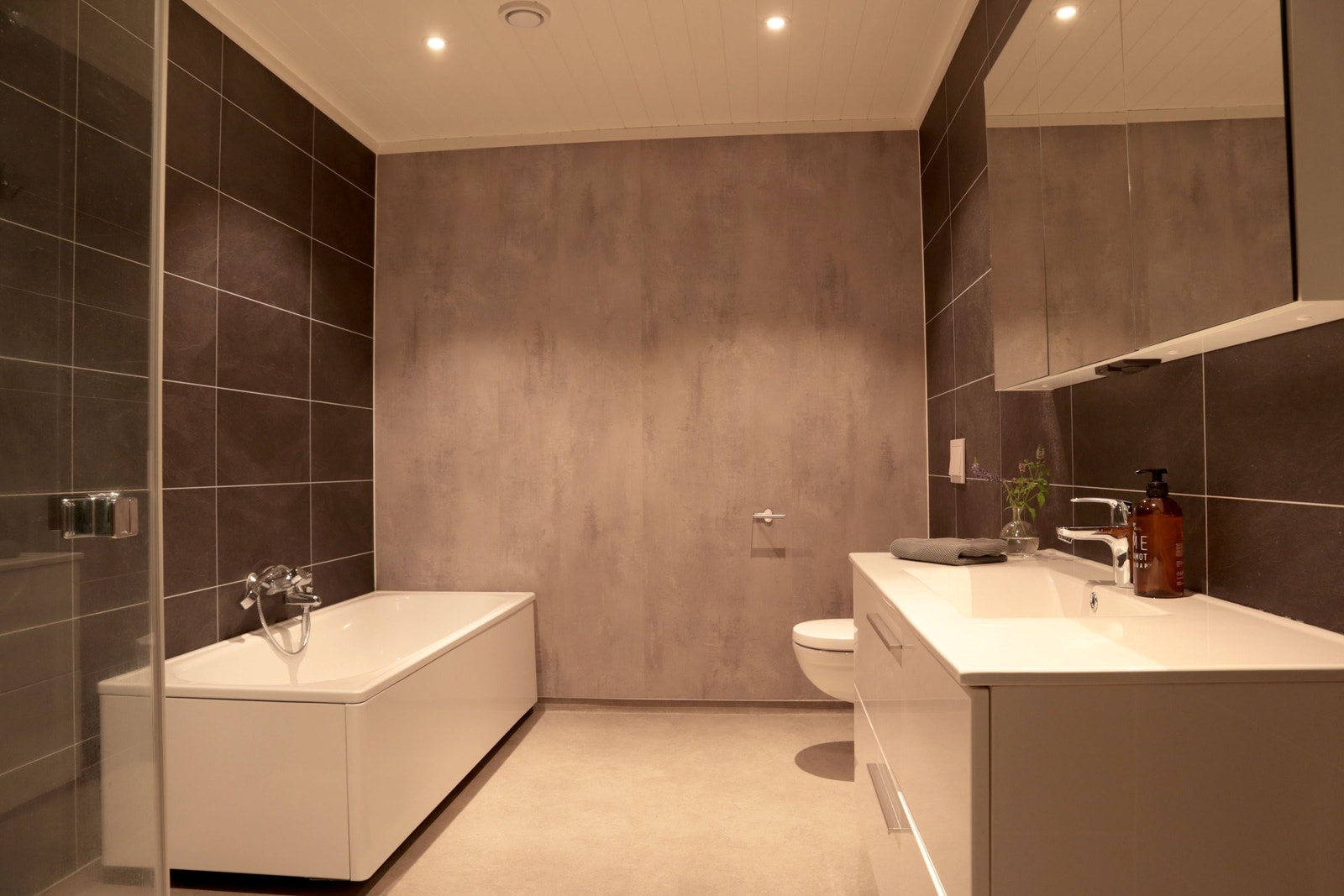 Romslig bad 1. etasje. Galleribilde